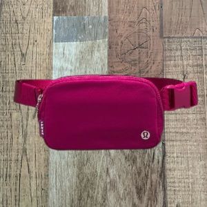 Lululemon everywhere belt bag wild berry NEW!